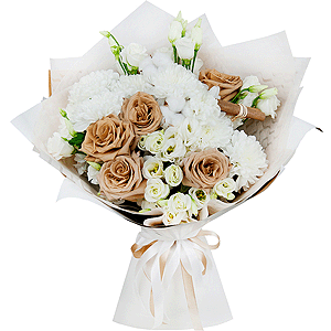 Роза Тоффи - 7, lisianthus - 4, Baltica White Spray Chrysanthemum - 4, Cotton bud, Cinnamon decorative packaging, Wrapping Paper
