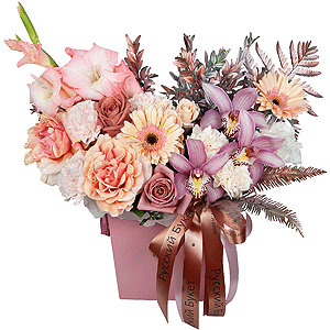 Роза Эквадор розовая 50 см  - 6, Гвоздика белая, кремовая - 10, Гладиолус розовый - 2, Орхидея бутон розовая Цимбидиум  - 3, Гербера розовая - 4, Роза кустовая белая, кремовая, нежно-розовая 50 см - 1, Колба-пробирка, Папоротник, Фисташка, Коробка для композиций, Оазис, Лента