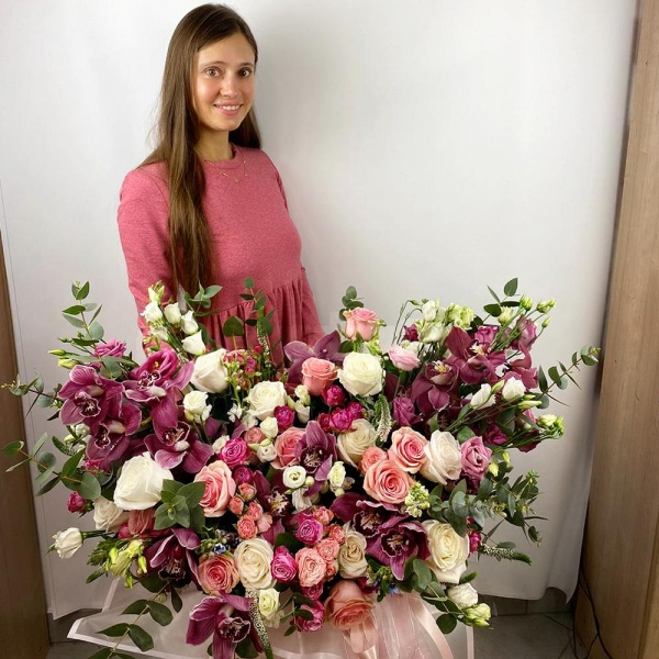 Pink Cymbidium Orchid Bud - 41, White rose 50 cm - 21, Pink rose 50 cm - 23, Peony sprayrose - 36, White Matthiola - 13, lisianthus - 13, Pink Lisianthus (Eustoma) - 13, Round flower box medium, Oasis, Veronica spray, Oksipetalum, Eucalyptus Cinerea, Flask for orchids, Wrapping Paper