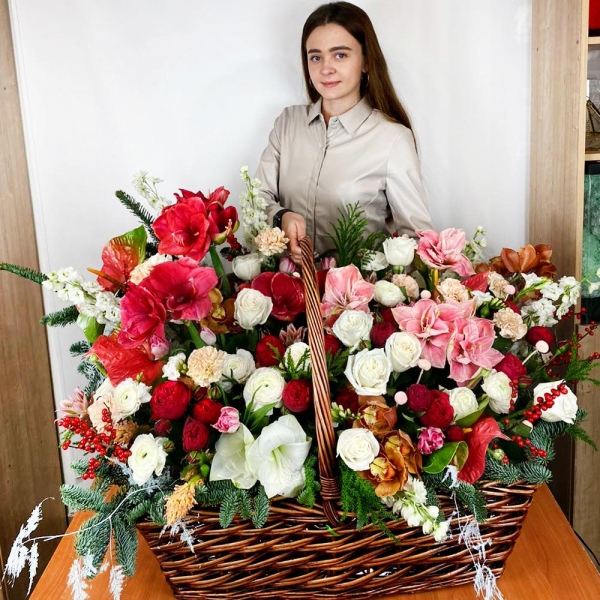 White amaryllis  - 3, Peony rose pink 'OHara' - 35, Pink cut anthurium - 5, lisianthus - 12, Spray peony rose  - 35, Orchid bud yellow/brown Cymbidium - 23, Pink Hyacinth - 12, Pink tulip - 16, Freesia - 15, Ranunculus White - 15, Carnation white, cream - 16, Red amaryllis - 4, Pink amaryllis - 4, Hypericum, Decorative element medium, Asparagus setaceus (1 pc.), Large Basket, Oasis, Pistachio, Flask for orchids