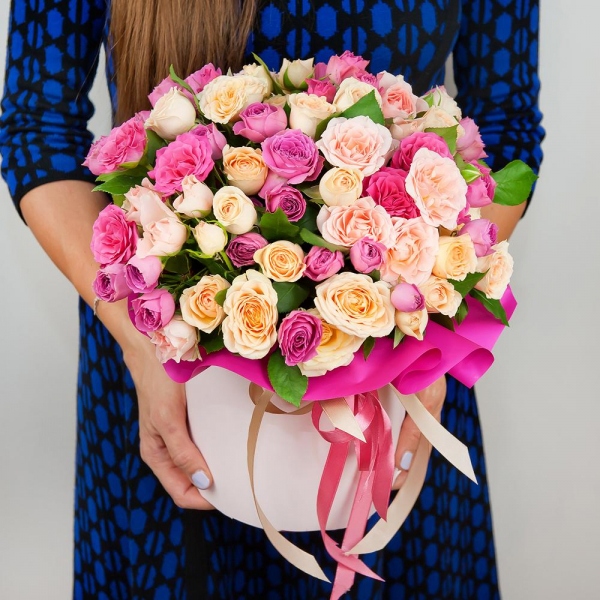 Bright pink spray rose mix, 50 cm - 10, Spray rose: white, cream, light pink 50 cm - 15, Round flower box small , Oasis, Wrapping Paper, Ribbon