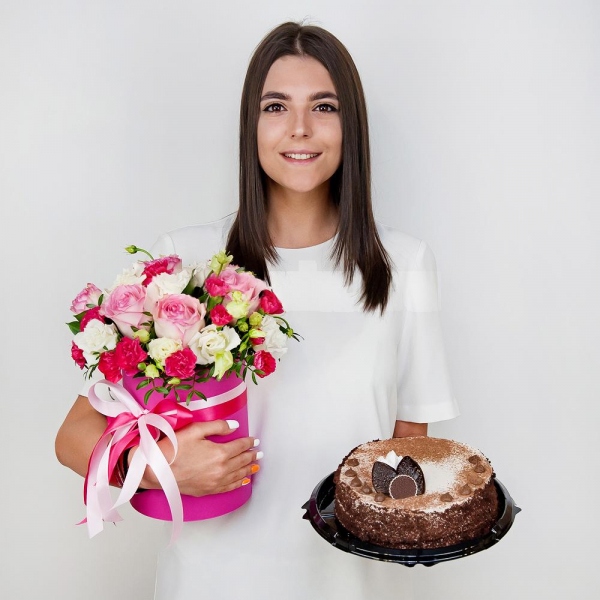 Pink rose 50 cm - 11, lisianthus - 5, Pink spray carnation - 5, Round flower box small , Oasis, Film, Pistachio, Ruscus, Ribbon, Cake in assortment