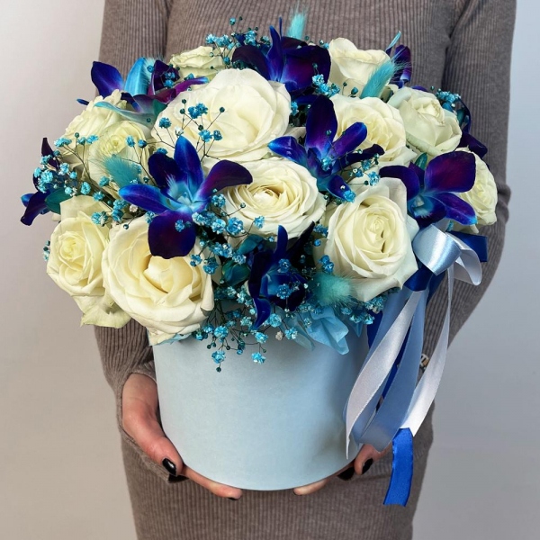 White rose 50 cm - 32, Orchid Dendrobium - 13, Gypsophila - 2, Flask for orchids, Dried flowers in assortment, Oasis, Round flower box medium, Ribbon