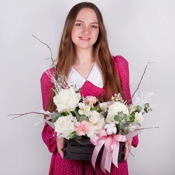 White rose 50 cm Ecuador - 4, Ranunculus White - 1, Alstromeria white, soft pink - 5, Pink carnation - 5, Wooden pot, Oasis, Artificial branch, Dried flowers in assortment, Hypericum, Cotton bud, Eucalyptus, Wrapping Paper