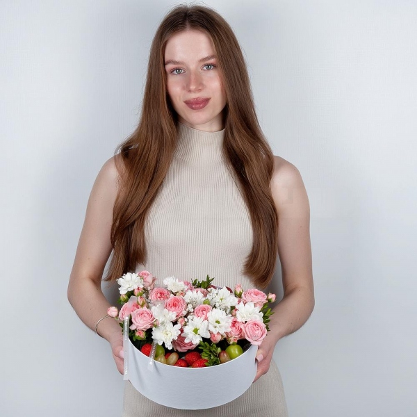 Хризантема кустовая Бакарди белая - 2, Роза кустовая пионовидная Бомбастик 50 см - 2, Гипсофила - 3, Коробка для композиций круглая, Оазис, Фисташка, Клубника (250гр), Виноград, Пленка, Лента