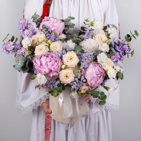 Peony pink - 3, Peony sprayrose - 2, Baltica White Spray Chrysanthemum - 2, White spray carnation - 9, Matthiola Lilac - 5, Round flower box small , Oasis, Blue Statice, Eucalyptus, Ribbon