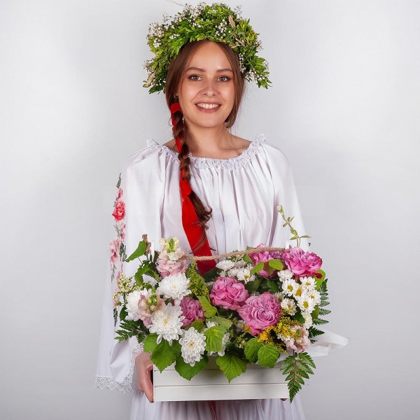Baltica White Spray Chrysanthemum - 3, Pink rose Country Blues 50 cm - 5, Pink Matthiola - 6, Santini White Spray Chrysanthemum - 4, Wooden pot, Oasis, Solidago (1 pc.),  Raspberry branch, Yellow Statice