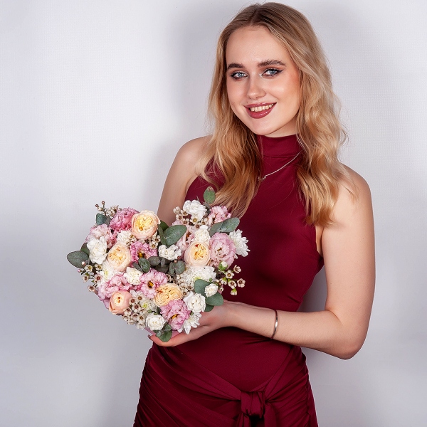 Spray rose: white, cream, light pink 50 cm - 3, Pink Lisianthus (Eustoma) - 3, Baltica White Spray Chrysanthemum - 1, White spray carnation - 7, Heart‑shaped box for arrangements, Oasis, Waxflower (1 pc.), Eucalyptus
