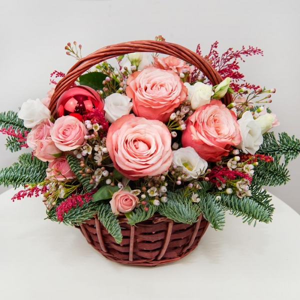 Peony rose Kahala 50 cm - 4, lisianthus - 3, Carnation white, cream - 3, Bright pink spray rose mix, 50 cm - 3, Small Basket, Spruce branches (1pc.), Oasis, Solidago (1 pc.), Waxflower (1 pc.), Christmas decor (set)