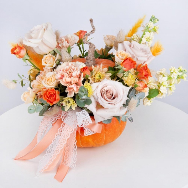 Rose Powder 50 cm Ecuador (Quicksand, Menta) - 4, White Matthiola - 2, Carnation white, cream - 5, Spray rose: white, cream, light pink 50 cm - 3, Baltica Yellow Spray Chrysanthemum - 2, Pumpkin medium (d 20-25 cm), Oasis, Eucalyptus Cinerea, Ribbon