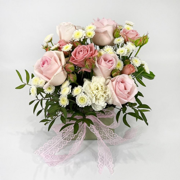 Роза розовая 50 см - 7, Гвоздика белая, кремовая - 2, Роза кустовая розовая, ярко-розовая 50 см - 1, Хризантема кустовая Сталион - 1, Оазис, Современная упаковка, Фисташка