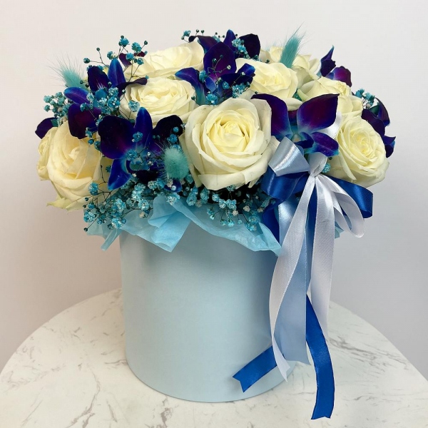 White rose 50 cm - 32, Orchid Dendrobium - 13, Gypsophila - 2, Flask for orchids, Dried flowers in assortment, Oasis, Round flower box medium, Ribbon