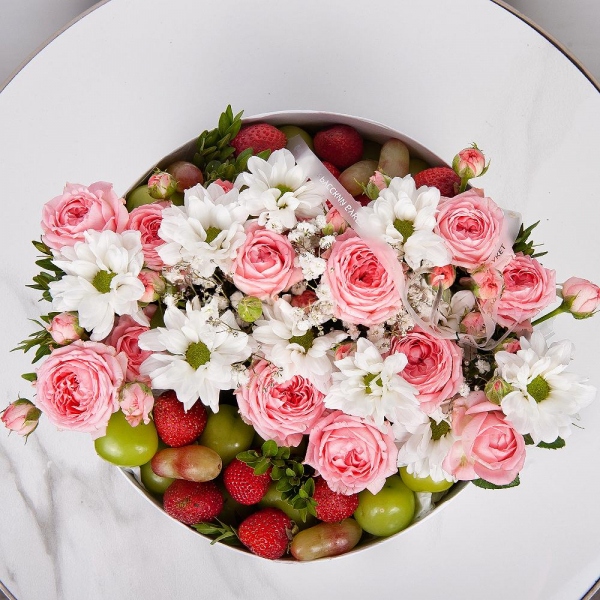 Bacardi White Spray Chrysanthemum - 2, Peony sprayrose - 2, Gypsophila - 5, Circular arrangement box, Oasis, Pistachio, Fresas 250 g, Grapes, Film, Ribbon