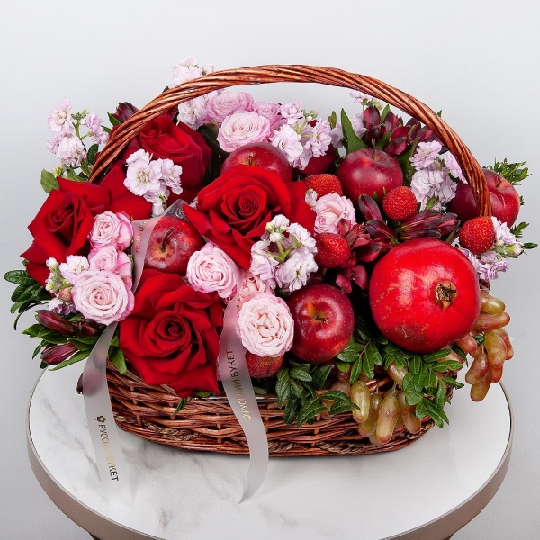 Peony sprayrose - 3, Rose Red 50 cm Ecuador - 7, Matthiola Lilac - 5, Alstromeria Red, Bright Pink - 10, Medium Basket, Oasis, Pistachio, Pomegranate, Grapes, Apple, 1 pc., Wooden skewer, Ribbon, Fresas 250 g