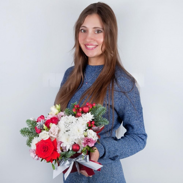 Pink Lisianthus (Eustoma) - 2, Baltica White Spray Chrysanthemum - 2, Red rose Nina 50 cm - 3, Spray rose: red 50 cm - 2, Wrapping Paper, Oasis, Spruce branches (1pc.), Hypericum, Christmas decor (set), Ruscus, Pistachio