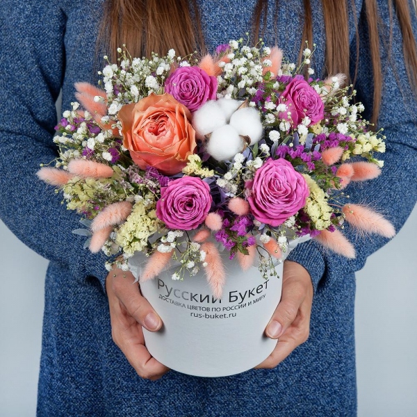 Peony rose Kahala 50 cm - 1, Bright pink spray rose mix, 50 cm - 2, Gypsophila - 1, Round flower box small , Oasis, Pistachio, Pink Statice, Cotton bud, Dried flowers in assortment, Yellow Statice
