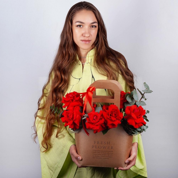 Red rose Nina 50 cm - 15, Flower bag, Oasis, Eucalyptus, Ribbon
