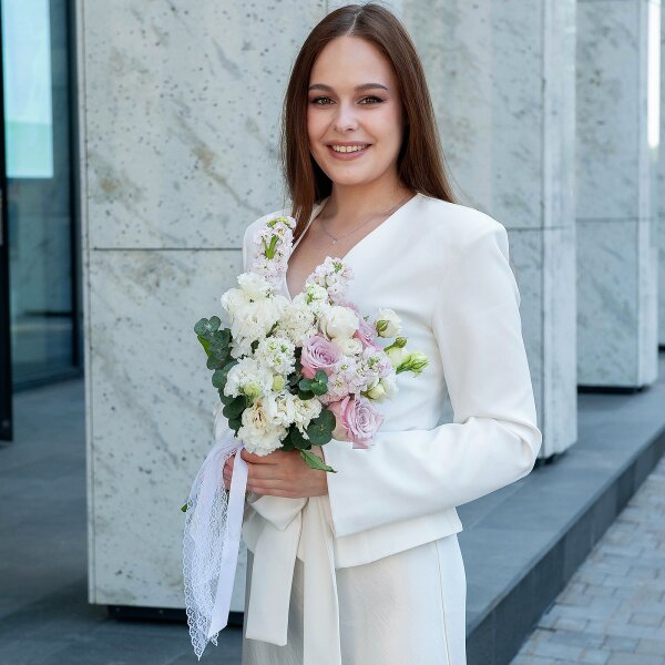 Lilac rose Bounty Way, 50 cm - 5, White Matthiola - 7, lisianthus - 4, Eucalyptus baby blue (1 pc.), Ribbon