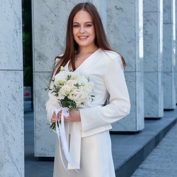 White rose 50 cm Ecuador - 5, Carnation white, cream - 9, lisianthus - 4, Eucalyptus parvifolia (1 pc.), Ribbon