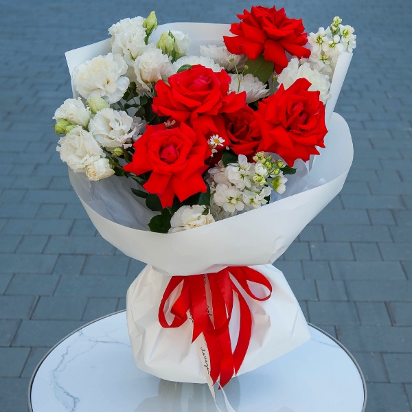 Red rose Nina 50 cm - 7, Chamomile - 1, White Matthiola - 2, lisianthus - 2, Carnation white, cream - 9, Baltica White Spray Chrysanthemum - 1, Wrapping Paper