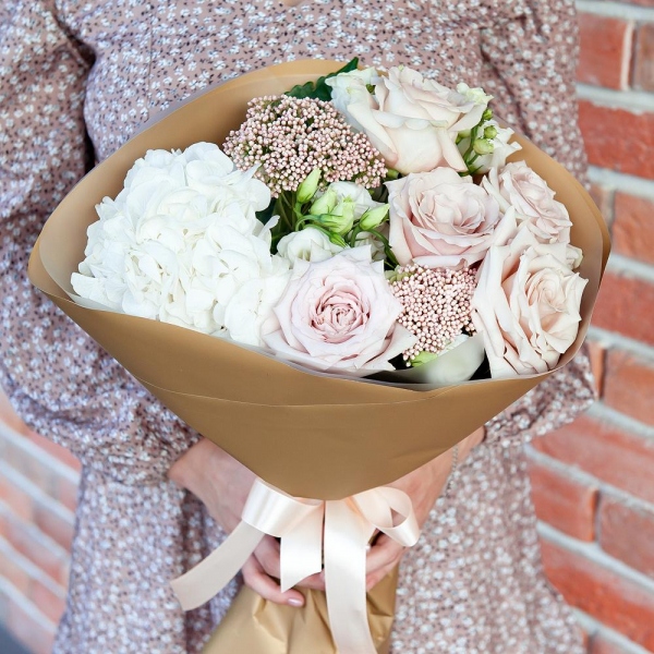  White Hydrangea - 1, lisianthus - 3, Rose Powder 50 cm Ecuador (Quicksand, Menta) - 7, Ozotamnus, Wrapping Paper