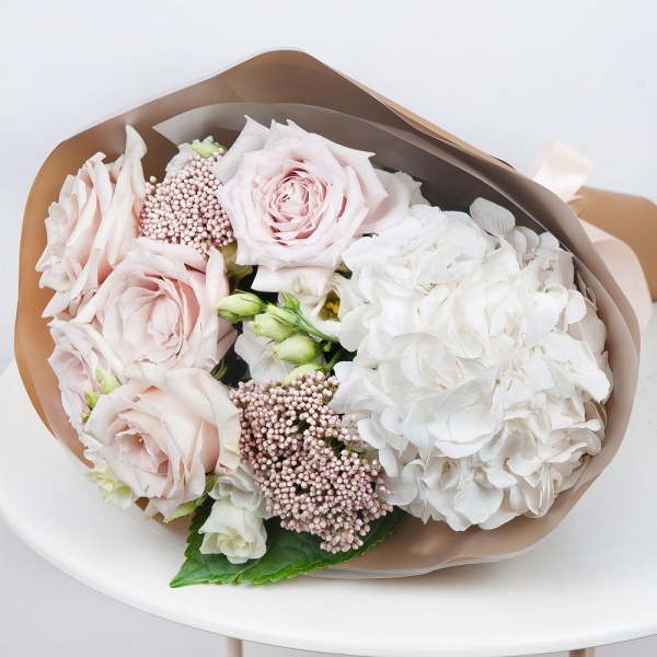  White Hydrangea - 1, lisianthus - 5, Rose Powder 50 cm Ecuador (Quicksand, Menta) - 8, Ozotamnus, Wrapping Paper