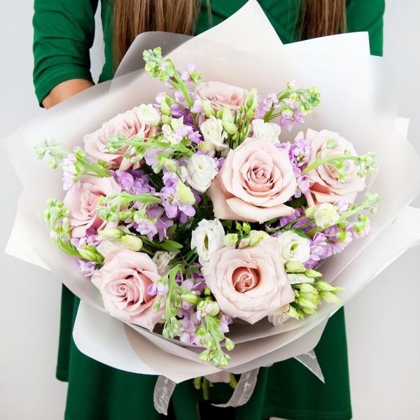 Matthiola Lilac - 14, lisianthus - 5, Rose Powder 50 cm Ecuador (Quicksand, Menta) - 11, Wrapping Paper
