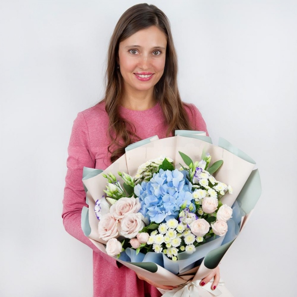 Blue/purple hydrangea - 2, Rose Powder 50 cm Ecuador (Quicksand, Menta) - 5, Spray rose: white, cream, light pink 50 cm - 4, Purple Lisianthus (Eustoma) - 4, Athos poms Stallion - 4, Eucalyptus populus (1 pc.), Wrapping Paper
