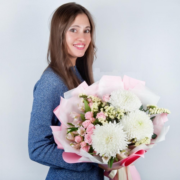 Magnum White Chrysanthemum - 5, Bright pink spray rose mix, 50 cm - 3, Alstromeria white, soft pink - 7, White statice, Wrapping Paper