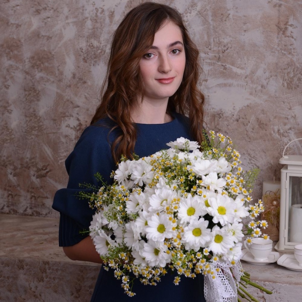 Chamomile - 19, Bacardi White Spray Chrysanthemum - 12, Green bell (1 pc.), Ribbon