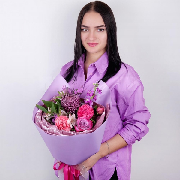 Хризантема одноголовая Бигуди фиолетовый - 1, Маттиола сиреневая - 1, Гвоздика розовая - 1, Роза Deep Purple фиолетовая - 3, Роза пионовидная кустовая Пиано - 1, Альстромерия белая, нежно-розовая - 1, Фисташка, Современная упаковка, Лента
