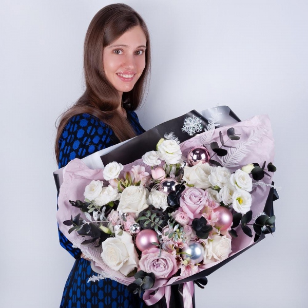 Pink rose 50 cm - 3, Peony sprayrose - 3, Alstromeria white, soft pink - 4, Carnation white, cream - 5, lisianthus - 3, White rose 50 cm - 5, Pistachio, Eucalyptus Cinerea, Dried flowers decor, Christmas decor (set), Wrapping Paper