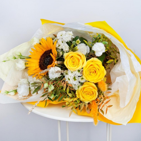 Sunflower - 1, Santini White Spray Chrysanthemum - 4, lisianthus - 3, Yellow rose 50 cm - 4, White spray carnation - 2, Pistachio, Wrapping Paper, Dried flowers decor