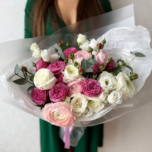 White rose 50 cm - 5, Spray peony rose Misty Bubbles, 50 cm - 4, Ranunculus Pink - 4, lisianthus - 4, Ranunculus White - 3, Eucalyptus Cinerea, Wrapping Paper