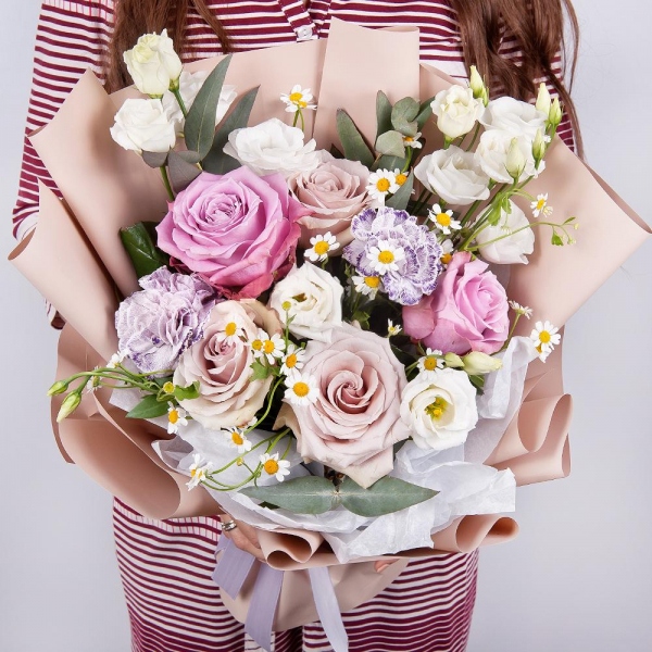 Rose Powder 50 cm Ecuador (Quicksand, Menta) - 3, Moody Blue Rose - 2, Lilac carnation - 3, lisianthus - 3, Chamomile - 1, Eucalyptus, Wrapping Paper