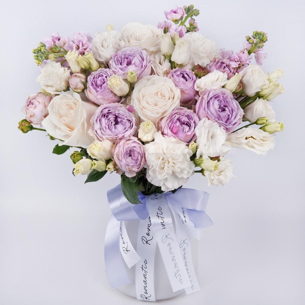 Роза Эквадор белая 50 см   - 5, Роза кустовая пионовидная Лавандер 50 см - 3, Маттиола розовая - 3, Гвоздика белая, кремовая - 5, Лизиантус - 4, Лента