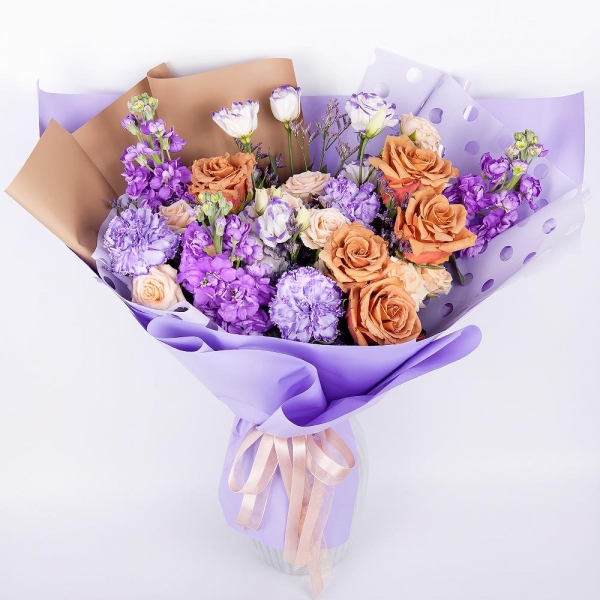 Роза Тоффи - 7, Matthiola Lilac - 3, Purple Lisianthus (Eustoma) - 2, Lilac carnation - 5, Spray rose: white, cream, light pink 50 cm - 3, Limonium (1 pc.), Wrapping Paper