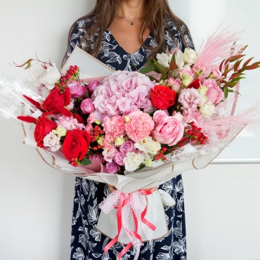 Red rose 50 cm - 4, Pink rose 50 cm - 2, Hydrangea - 1, Carnations - 3, Carnation spray - 3, Peony sprayrose - 2, Spray rose 50 cm (multiple small blooms on a stem) - 2, lisianthus - 4, Hypericum, Ruscus italian, Dried flowers in assortment, Wrapping Paper, Ribbon, Lace