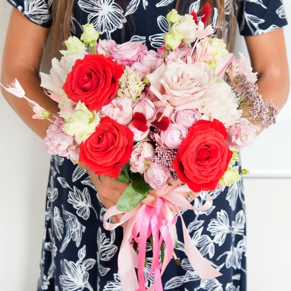 Red rose Nina 50 cm - 3, Pink rose 50 cm - 4, Rose Powder 50 cm Ecuador (Quicksand, Menta) - 2, Carnation white, cream - 4, Bright pink spray rose mix, 50 cm - 1, Peony sprayrose - 2, Pink Lisianthus (Eustoma) - 2, Ozotamnus, Dried flowers in assortment, Ribbon