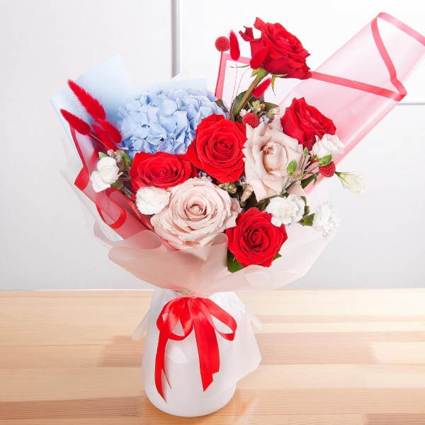 Blue/purple hydrangea - 1, Red rose 50 cm - 6, Rose Cream 50 cm - 3, lisianthus - 1, White spray carnation - 3, Waxflower (1 pc.), Dried flowers in assortment, Wrapping Paper