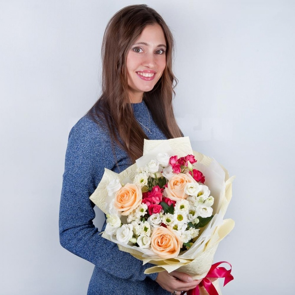 Rose Cream 50 cm - 5, Bright pink spray rose mix, 50 cm - 2, Santini White Spray Chrysanthemum - 4, lisianthus - 3, Wrapping Paper