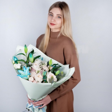Лилии - 2, Маттиола - 2, Хризантема кустовая Балтика белая - 1, Роза кустовая пионовидная 50 см - 2, Роза пионовидная 'OHara' белая - 3, Лизиантус - 1, Эрингиум, Озотамнус, Статица синяя, Современная упаковка