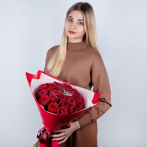 Роза красная 50 см - 41, Корона декоративная, Современная упаковка