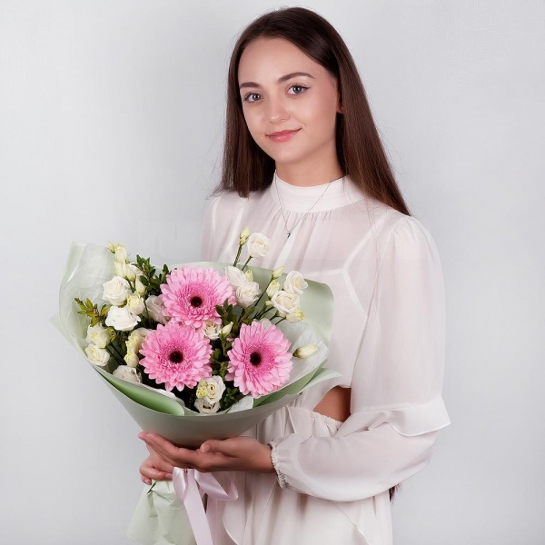 lisianthus - 3, Gerbera pink - 5, Pistachio, Wrapping Paper