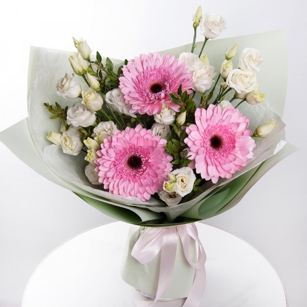 lisianthus - 3, Gerbera pink - 5, Pistachio, Wrapping Paper