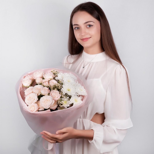 Peony sprayrose - 4, Baltica White Spray Chrysanthemum - 3, Waxflower (1 pc.), Wrapping Paper