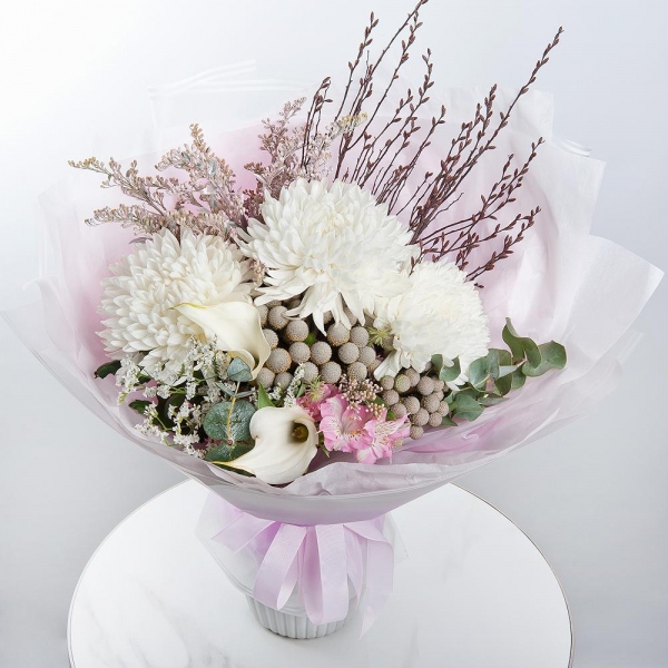 Magnum White Chrysanthemum - 3, Calla lilies - 2, Alstromeria white, soft pink - 5, Brunia Green Lanuginosa (1 pc.), Solidago (1 pc.), Ozotamnus, Limonium (1 pc.), Eucalyptus, Artificial branch, Wrapping Paper