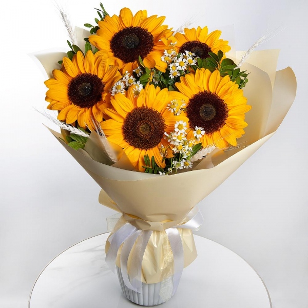 Sunflower - 7, Chamomile - 5, Dried flowers in assortment, Pistachio, Wrapping Paper