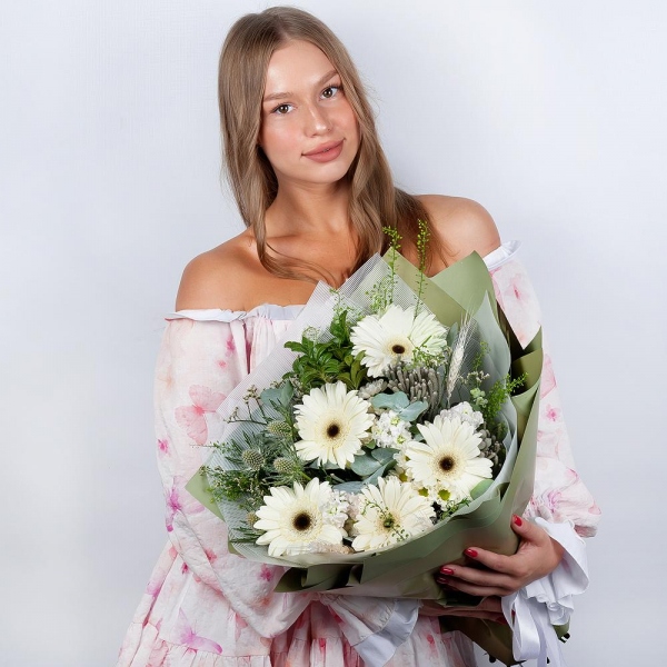 Гербера белая - 9, Маттиола белая - 3, Фисташка, Эвкалипт, Бруния, Эрингиум, Грин белл, Сухоцветы в ассортименте, Современная упаковка