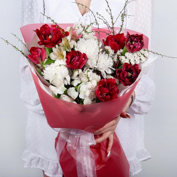 Хризантема кустовая Балтика белая - 1, Альстромерия белая, нежно-розовая - 3, Тюльпан красный - 9, Статица белая, Ветки декоративные, Современная упаковка
